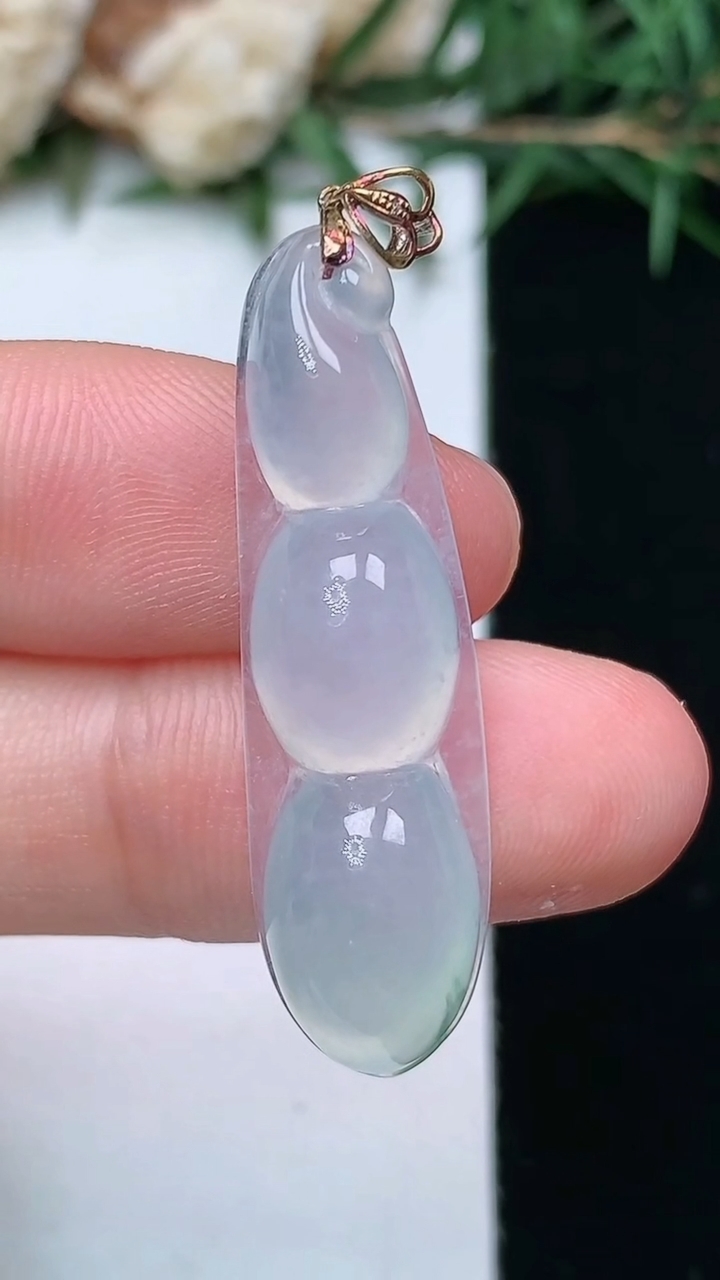 天然A货翡翠飘花福豆吊坠，尺寸34.7-9.7-6.7，重量:3.66g
4月13日