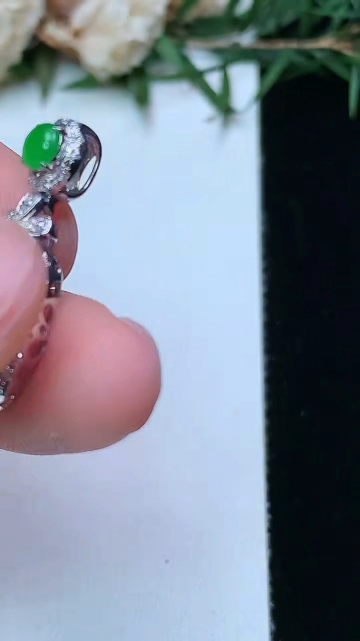 天然A货翡翠葫芦吊坠，尺寸26-12.7-7，裸石13-9.2，重量:2.56g
4月13日