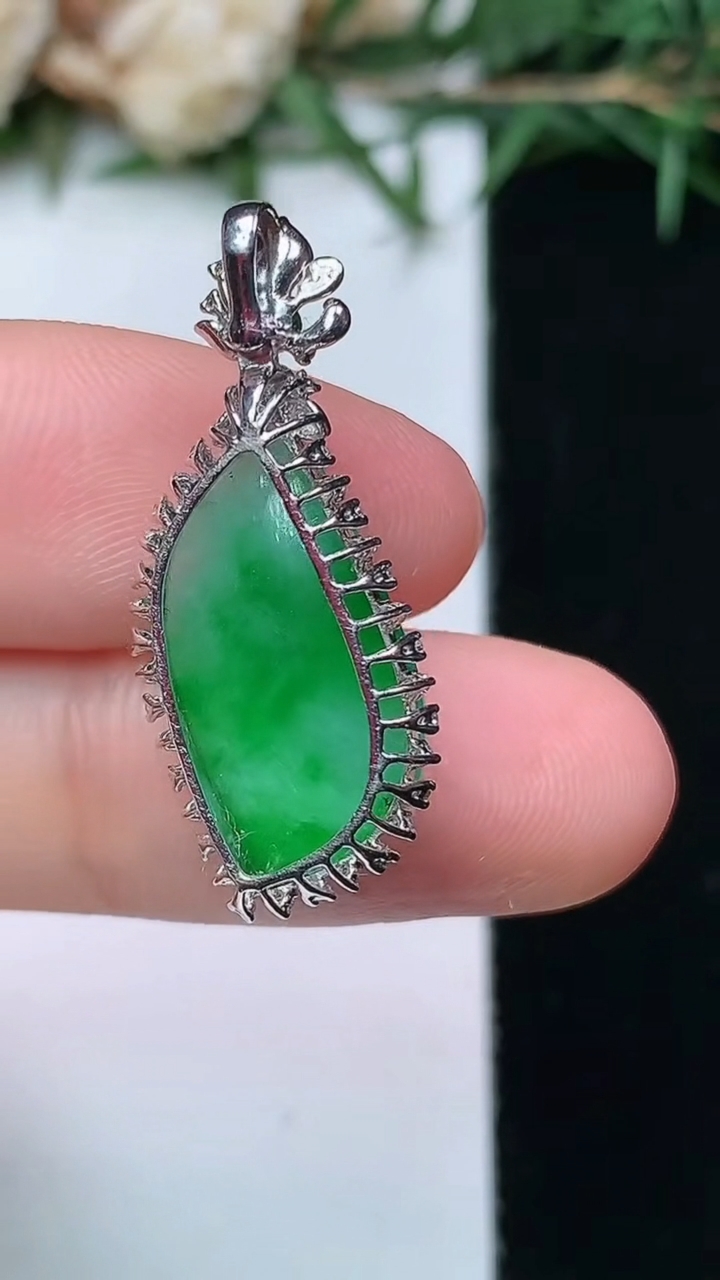 天然A货翡翠随形吊坠，尺寸27.8-11.8-7.5，裸石18-9.9
4月13日