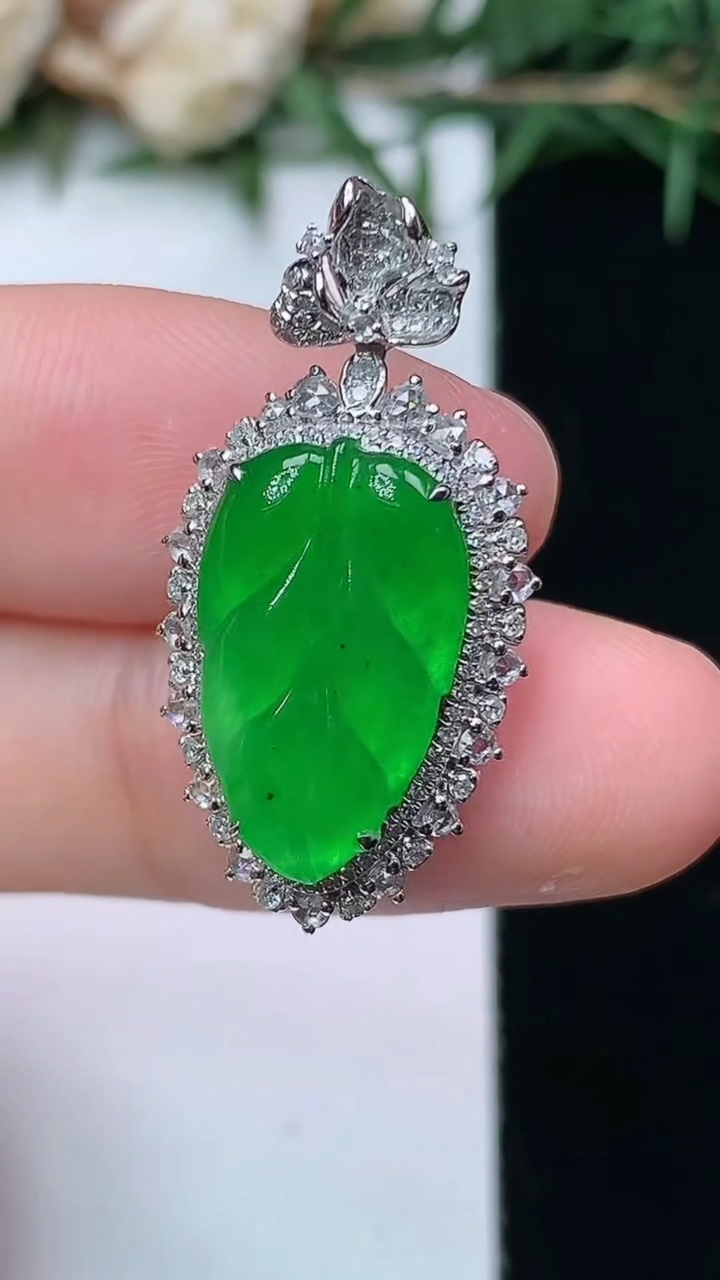 天然A货翡翠金枝玉叶 叶子吊坠，尺寸28-14.4-8.2，裸石16-9.8，重量:3.65g
4月13日