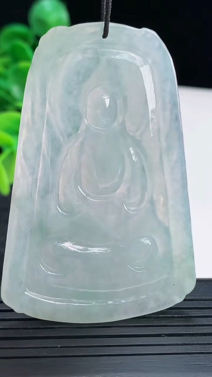 天然A货翡翠飘花大日如来吊坠尺寸63.9-43-5.3重量:26.77g
4月13日