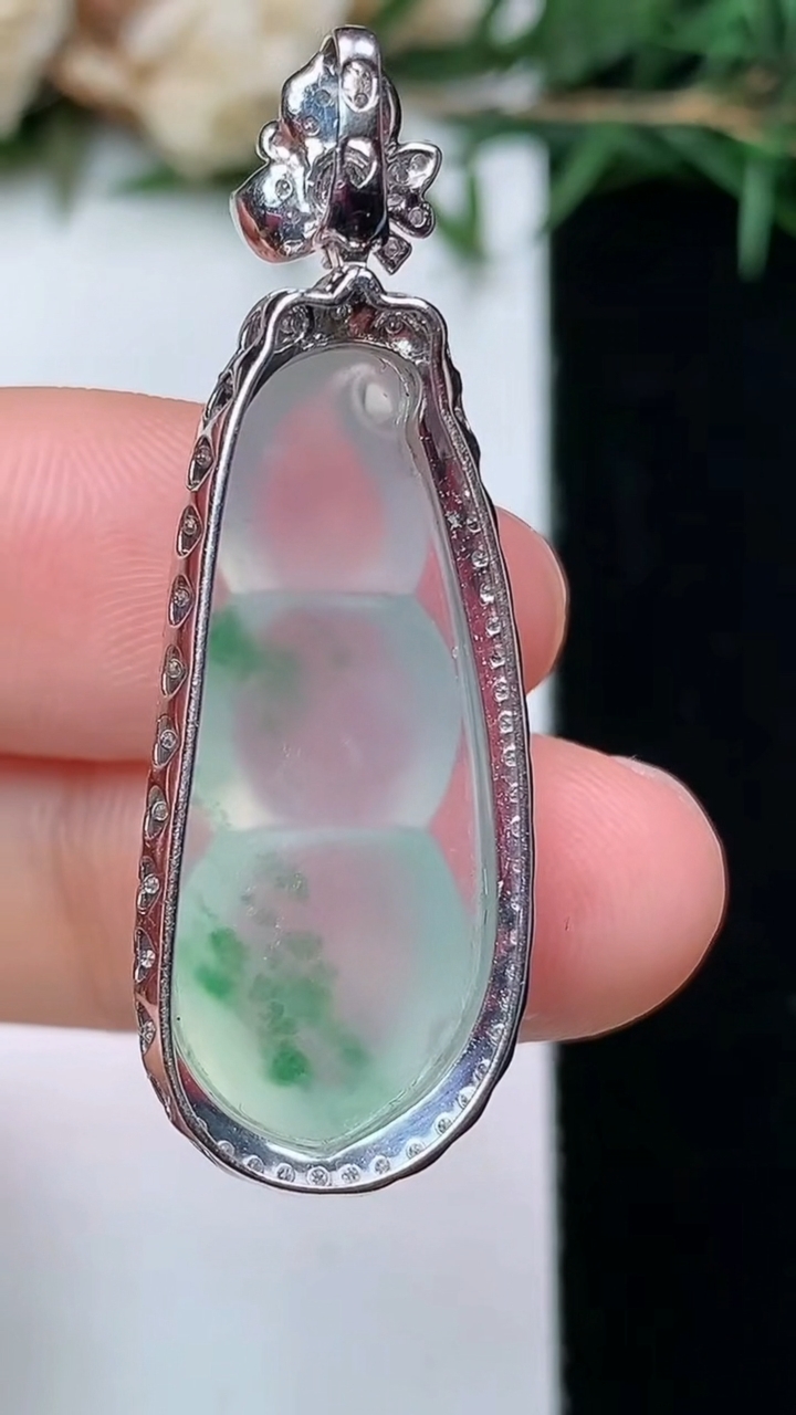 天然A货翡翠福豆吊坠，尺寸39.8-13.4-8.8，裸石27.2-11.3，重量:4.39g
4月13日，重量:4.39g