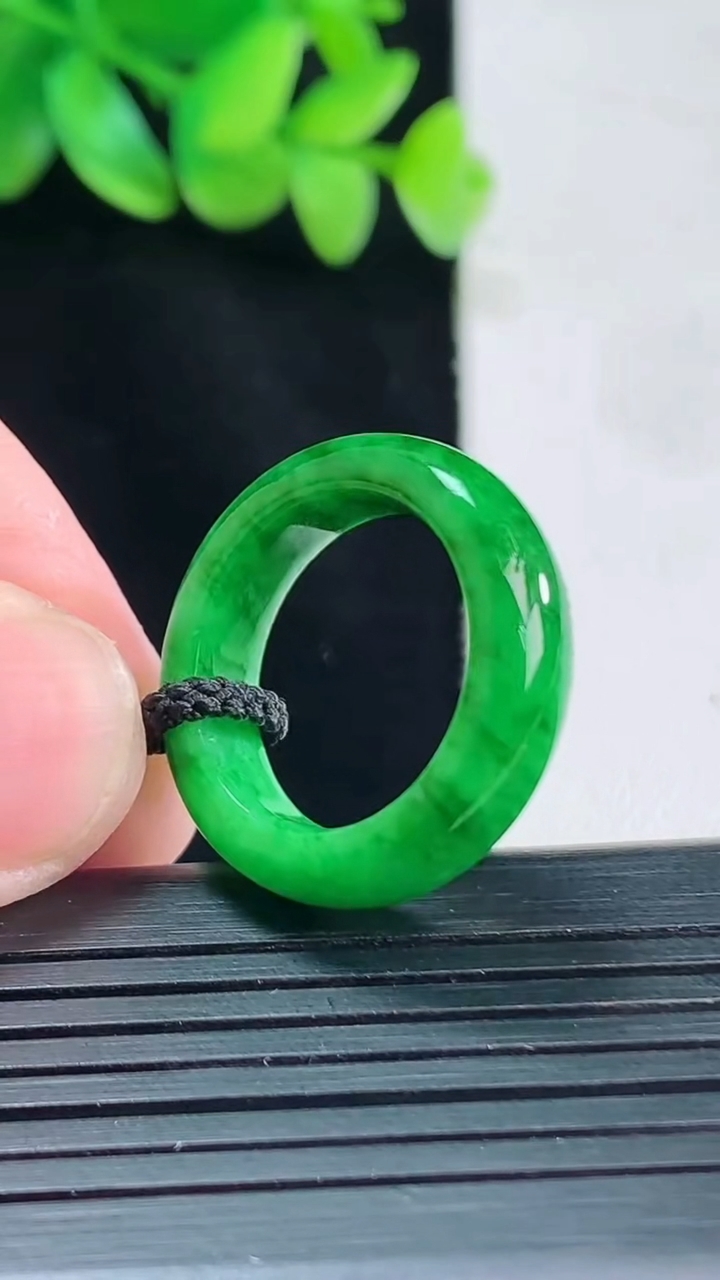 天然A货翡翠素面玉指环 戒指，尺寸16.8-6-4重量:3.98g2026年4月13日
工厂直销收藏佳品,种好水足，色泽均匀，有种有色，上手高大气！