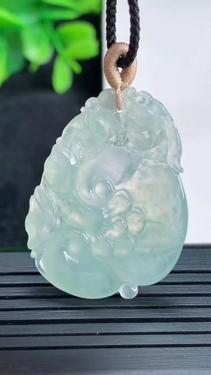 天然A货翡翠如意吊坠尺寸34.4-26.3-4.3重量:4.76g
4月13日