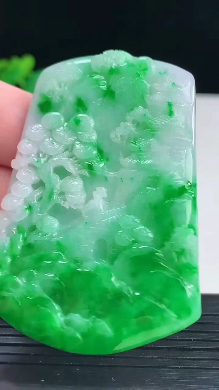 天然A货翡翠山水牌吊坠，尺寸65-44.5-6.5重量:43.78g
4月13日