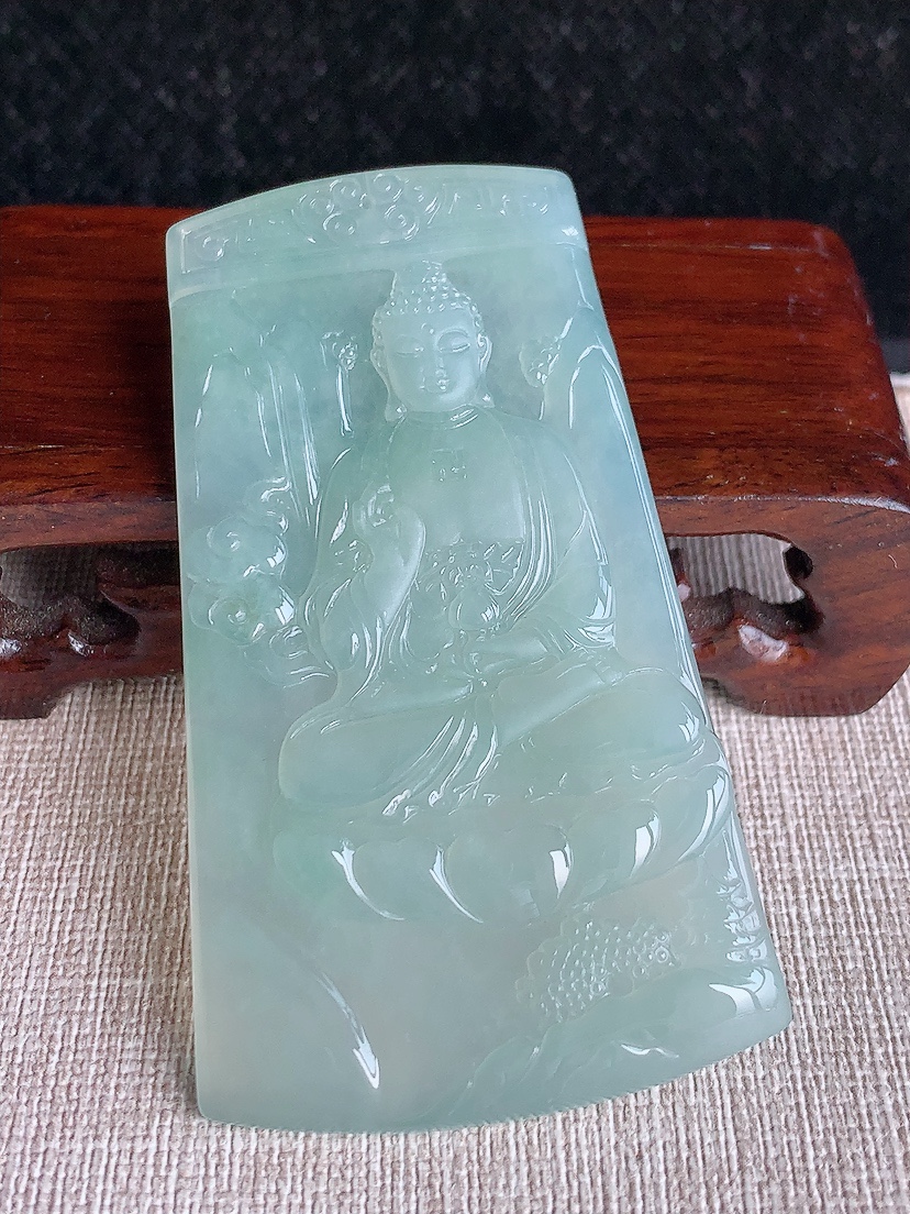 天然A货翡翠晴水大日如来吊坠 
尺寸71.6-41.5-5.4mm 重量35.06g 0411