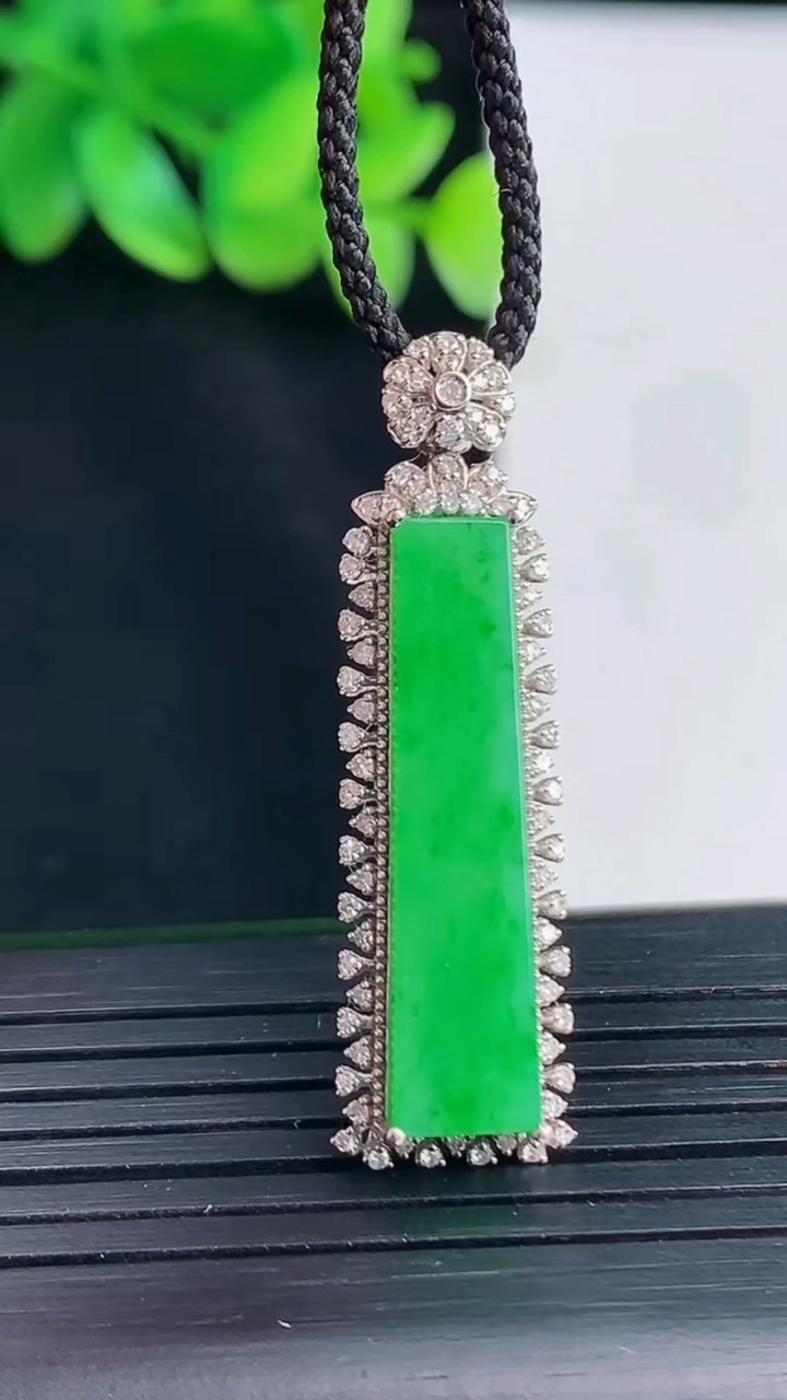 天然A货翡翠无事牌吊坠，尺寸39-11.5-6.5，裸石28-7重量:3.64g
4月13日