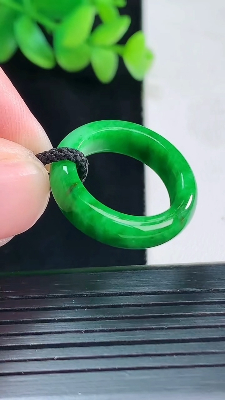 天然A货翡翠素面玉指环 戒指，尺寸16.8-6-4重量:3.98g2026年4月13日
工厂直销收藏佳品,种好水足，色泽均匀，有种有色，上手高大气！