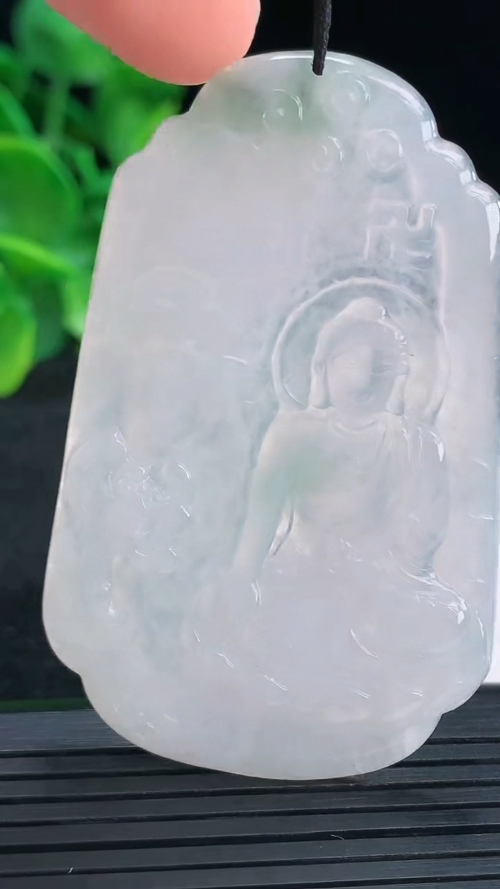 天然A货翡翠阿弥陀佛吊坠尺寸63.6-40.4-6.3重量:24.39g
4月13日