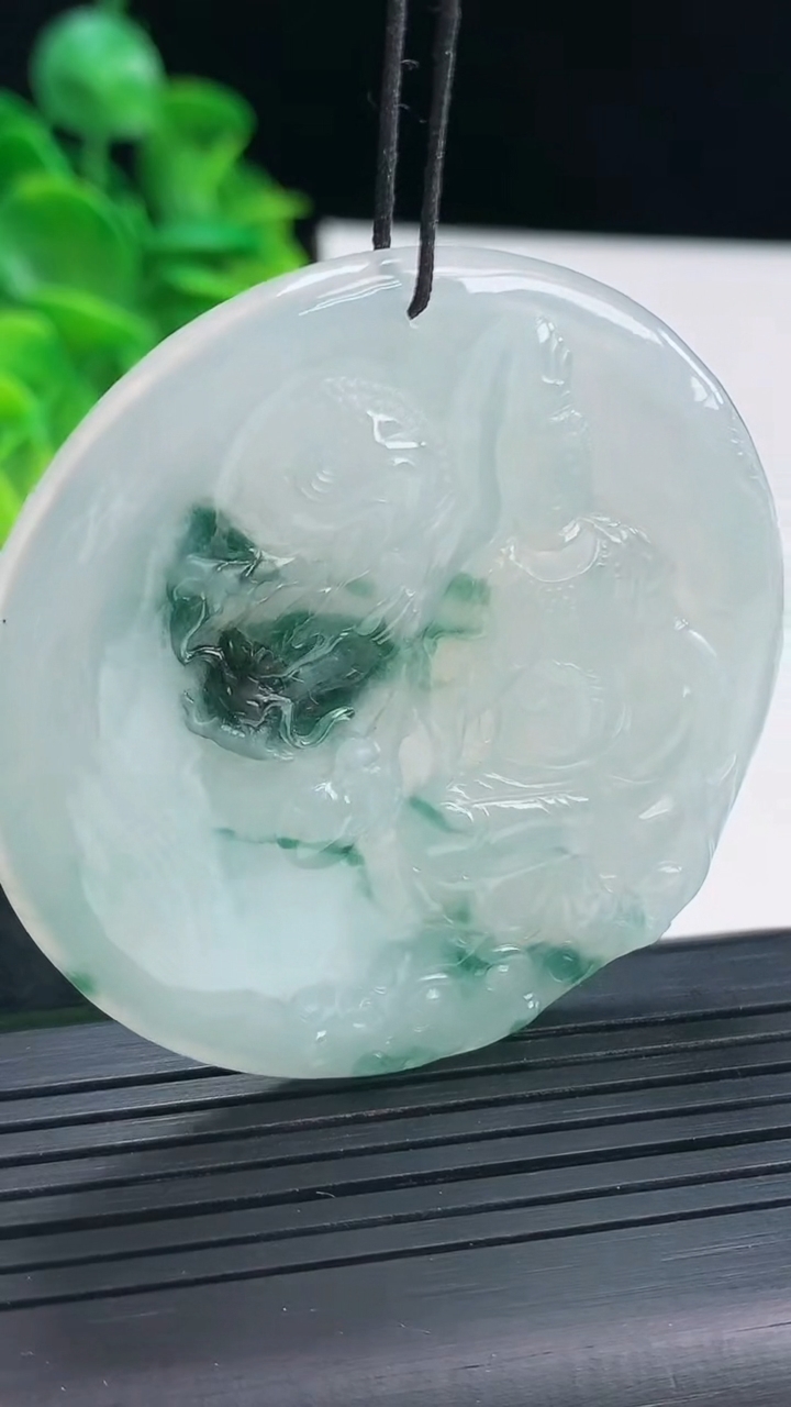 天然A货翡翠飘花祥龙观音菩萨吊坠尺寸52.3-5.4重量:31.22g
4月13日