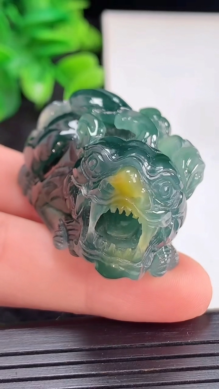 天然A货翡翠蓝水双彩貔貅吊坠尺寸39-23-22重:36.99g049
4月13日