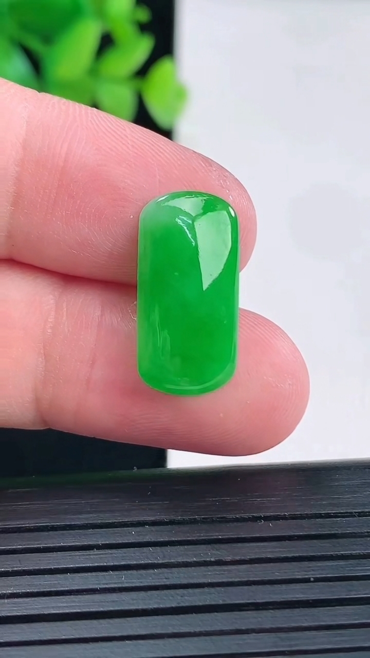 天然A货翡翠马鞍镶嵌件，尺寸20-10-3.2重量:1.37g
4月13日