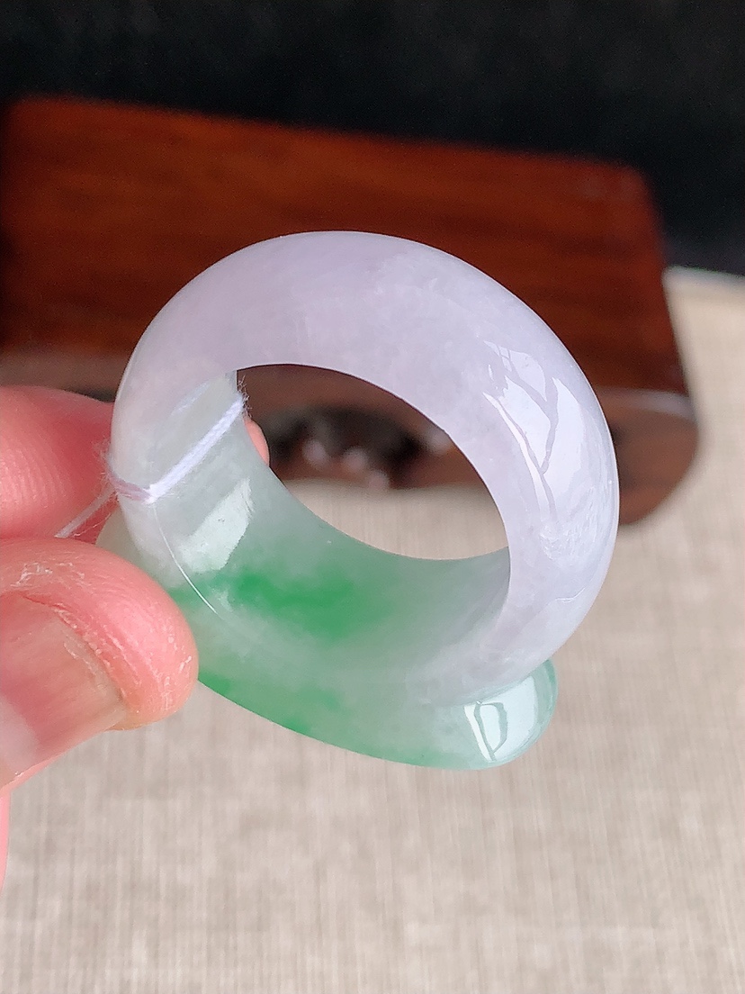 天然A货翡翠飘绿马鞍扳指 
尺寸20.5-12.5-7.5mm 重量15.54g 0411