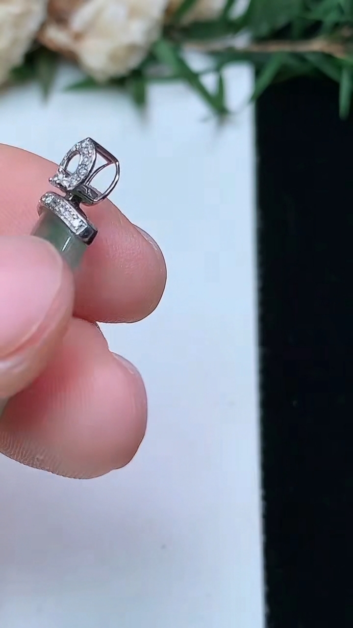 天然A货翡翠平安柱吊坠，尺寸21.4-8.4-4.3，重量:1.99g
4月13日