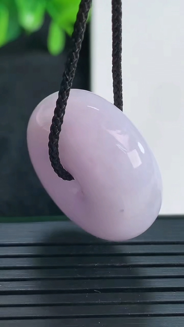 天然A货翡翠紫罗兰平安扣吊坠尺寸26.5-11.4重量:17.19g
4月13日