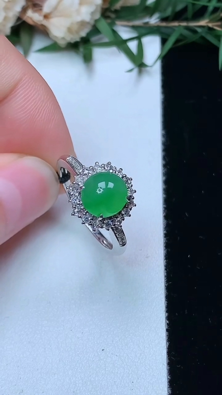 天然A货翡翠蛋面戒指，尺寸17-7.5-7，重量:2.96g2026年4月13日
工厂直销收藏佳品,种好水足，色泽均匀，有种有色，上手高大气！