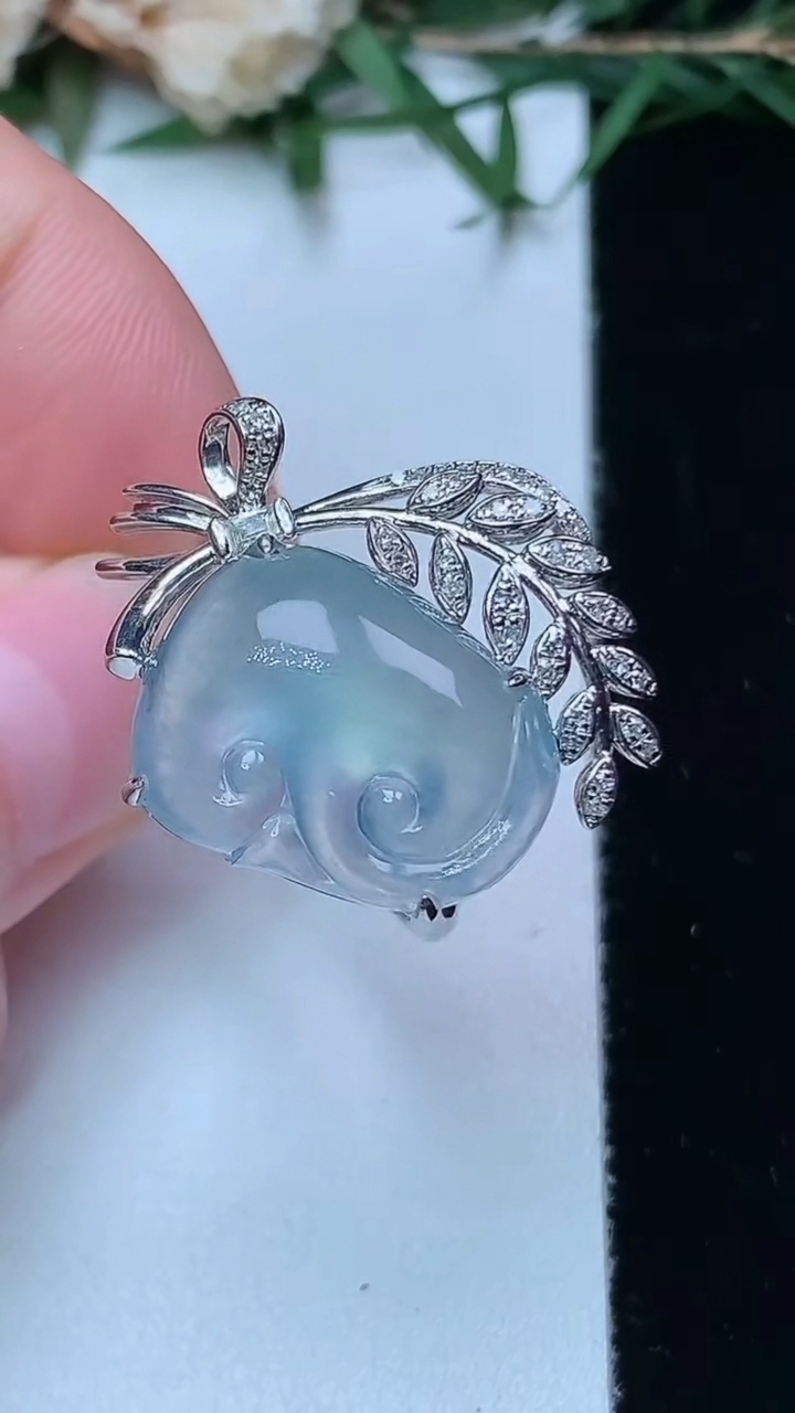 天然A货翡翠白冰如意戒指，尺寸17.7-16.4-12.6，重量:5.38g2026年4月13日
工厂直销收藏佳品,种好水足，色泽均匀，有种有色，上手高大气！