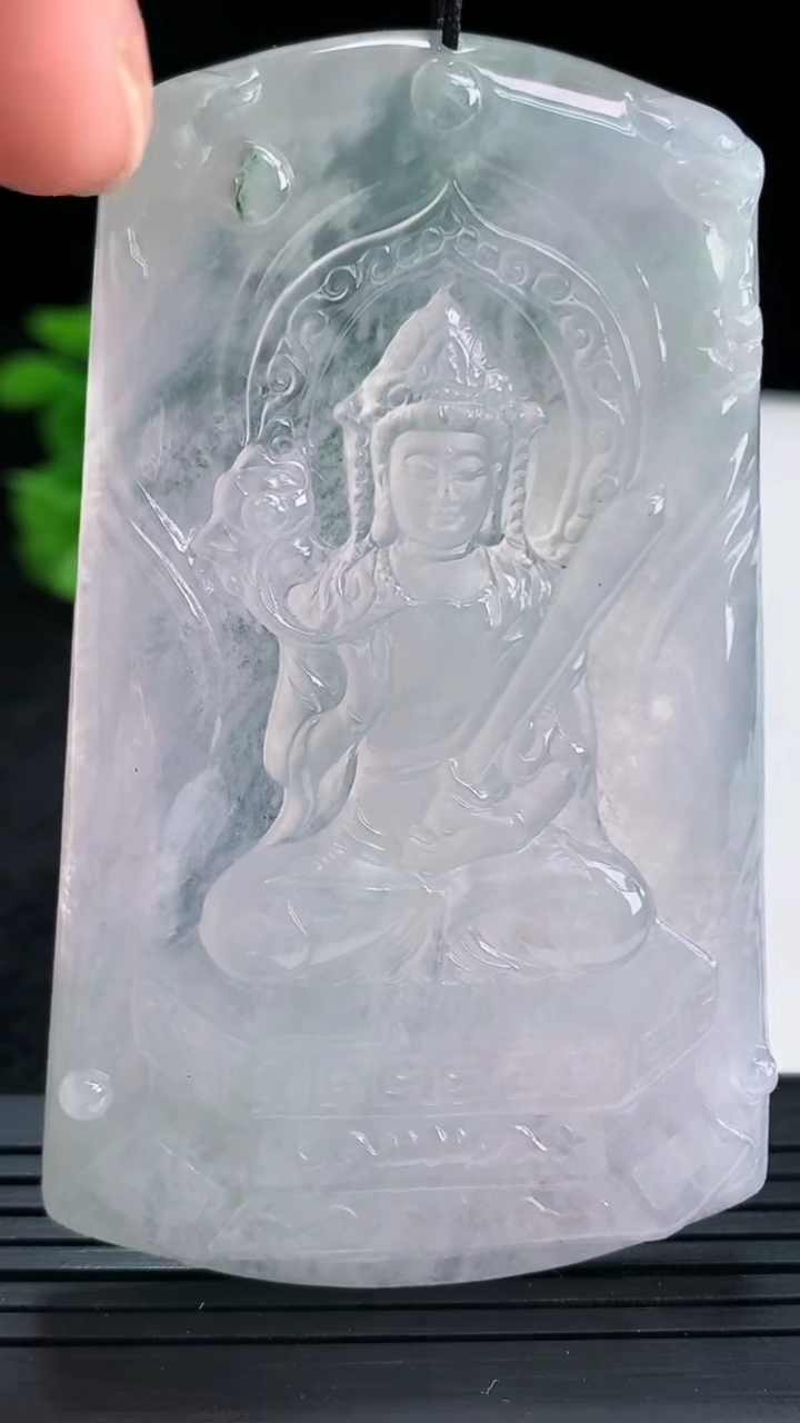 天然A货翡翠冰种飘花虚空藏菩萨吊坠尺寸75.5-45.7-5重量:45.91g
4月13日