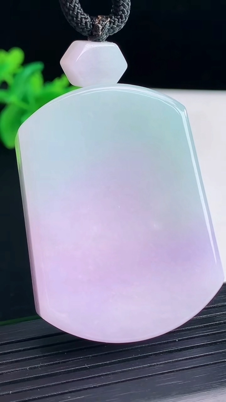 天然A货翡翠春带彩仿古无事牌吊坠，尺寸50.5-37-11.5重量:69.92g
4月13日