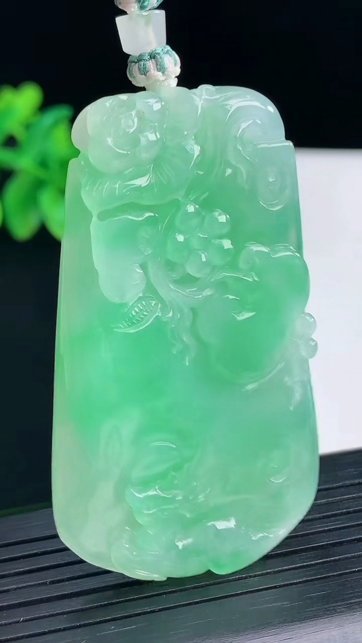 天然A货翡翠梅花鹿吊坠，尺寸59-34.5-7.5重量:35.37g
4月13日