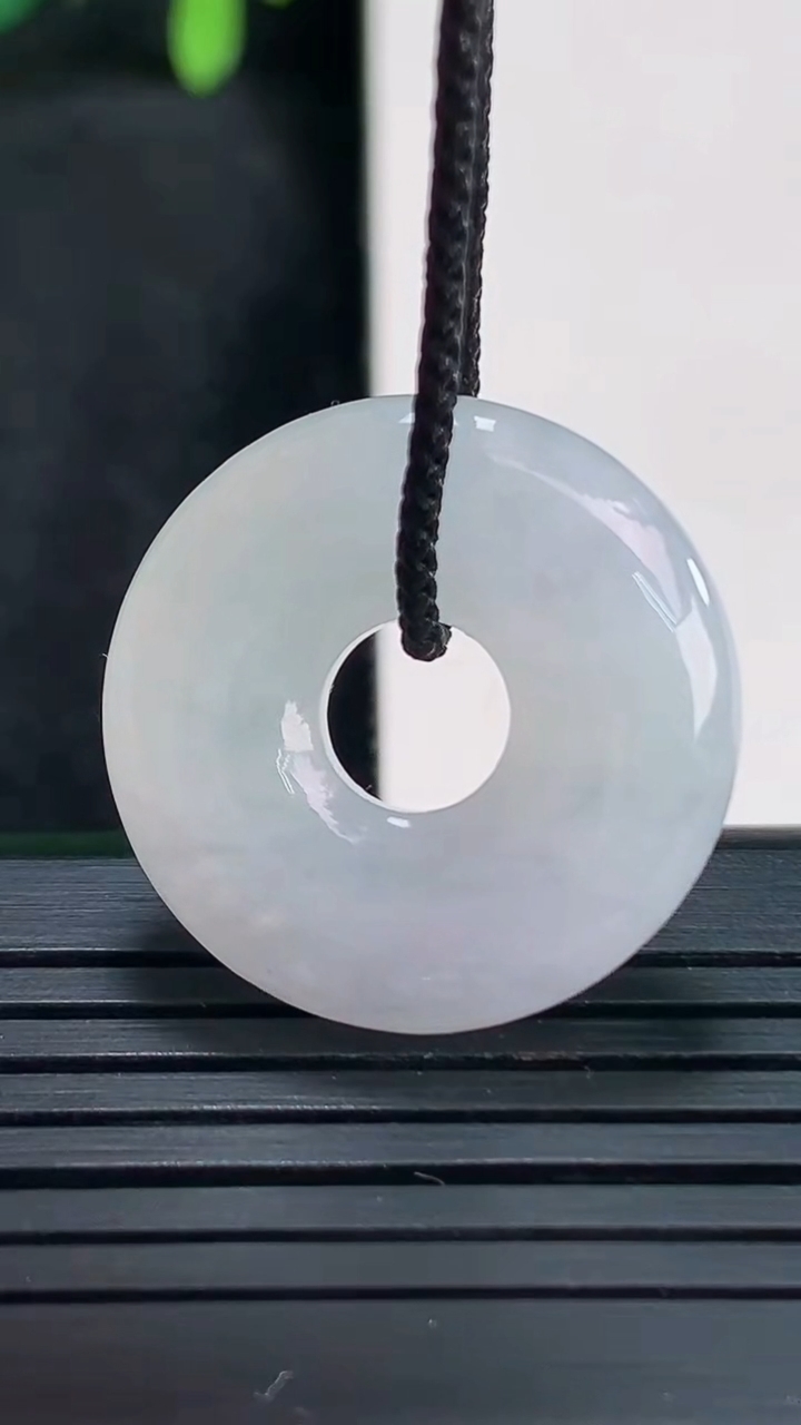 天然A货翡翠紫罗兰平安环吊坠尺寸23.7-5.6重量:6.55g
4月13日