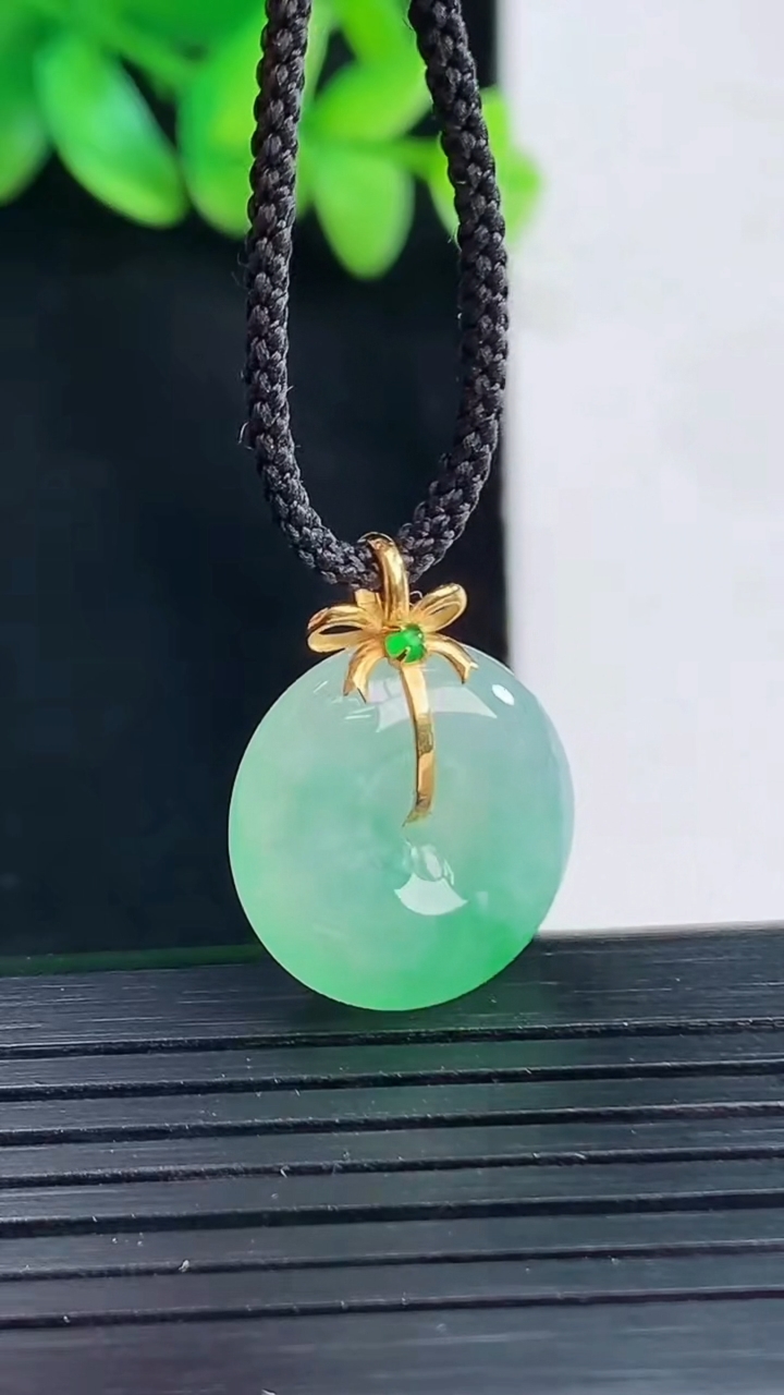 天然A货翡翠平安扣吊坠，尺寸16.6-5.6重量:3.41g
4月13日