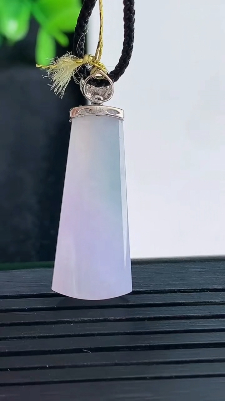 天然A货翡翠18K金紫罗兰无事牌吊坠尺寸27.8-11.4-5.1重量:3.79g
4月13日