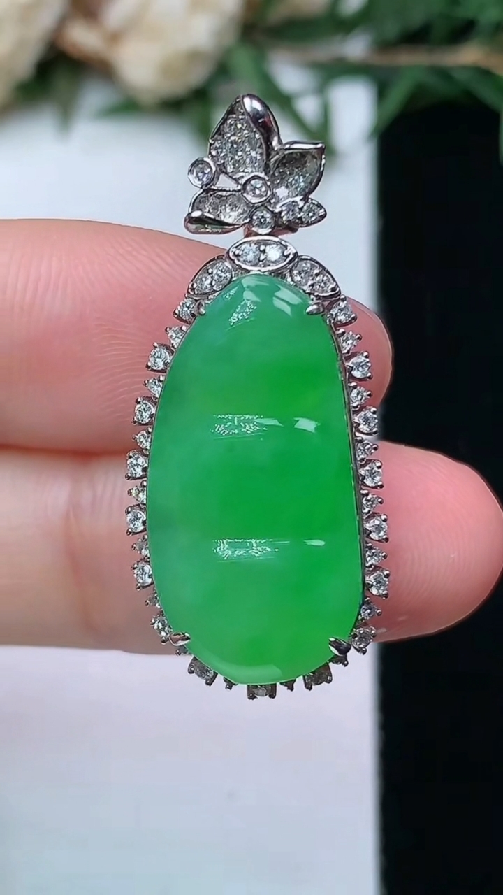 天然A货翡翠福豆吊坠，尺寸32.6-14-8.3，裸石21.7-11.5
4月13日，重量:4.42g