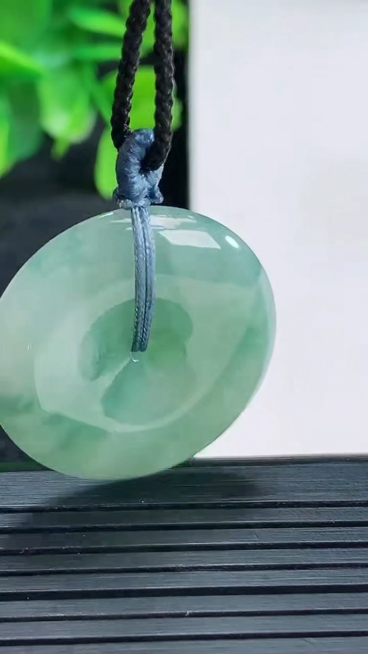 天然A货翡翠飘花平安扣吊坠尺寸28.1-5.4重量:9.04g
4月13日