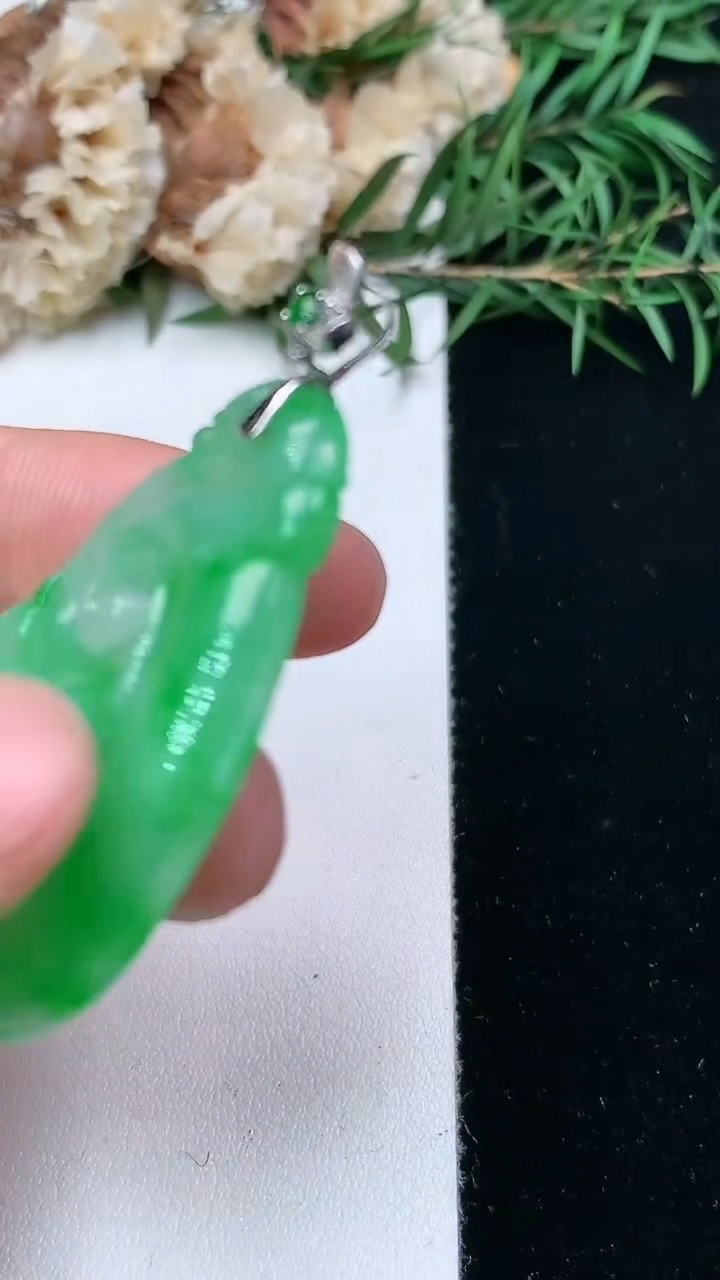 天然A货翡翠如意吊坠，尺寸40-27.8-4.3，重量:8.63g
4月13日