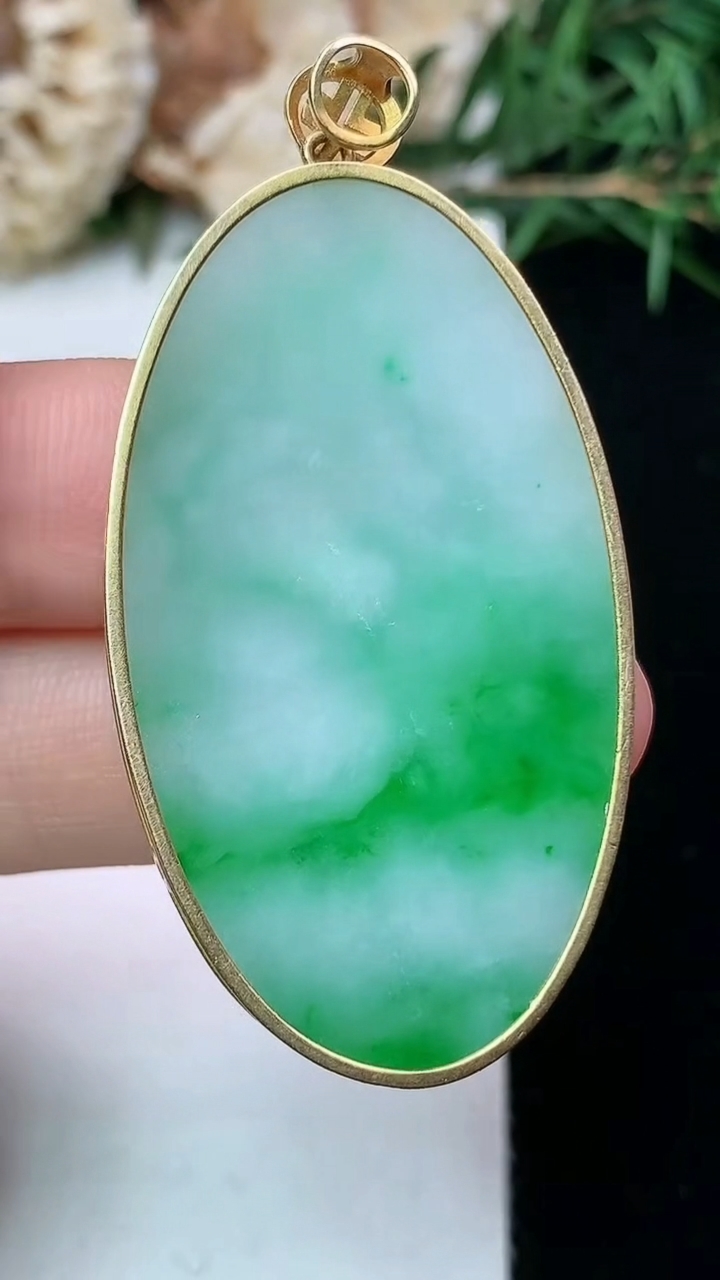 天然A货翡翠无事牌吊坠，尺寸43.6-25-3.4，重量:9.68g
4月13日