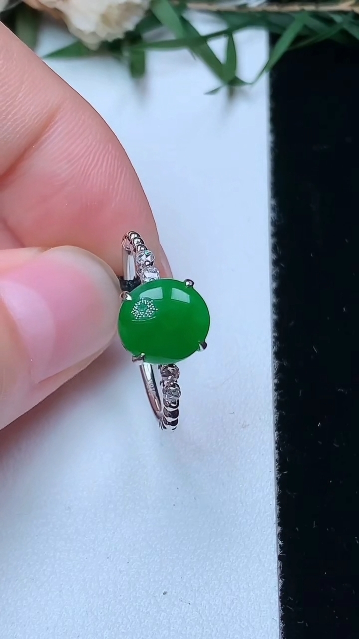 天然A货翡翠蛋面戒指，尺寸16.9-8-7.5，重量:2.01g2026年4月13日
工厂直销收藏佳品,种好水足，色泽均匀，有种有色，上手高大气！