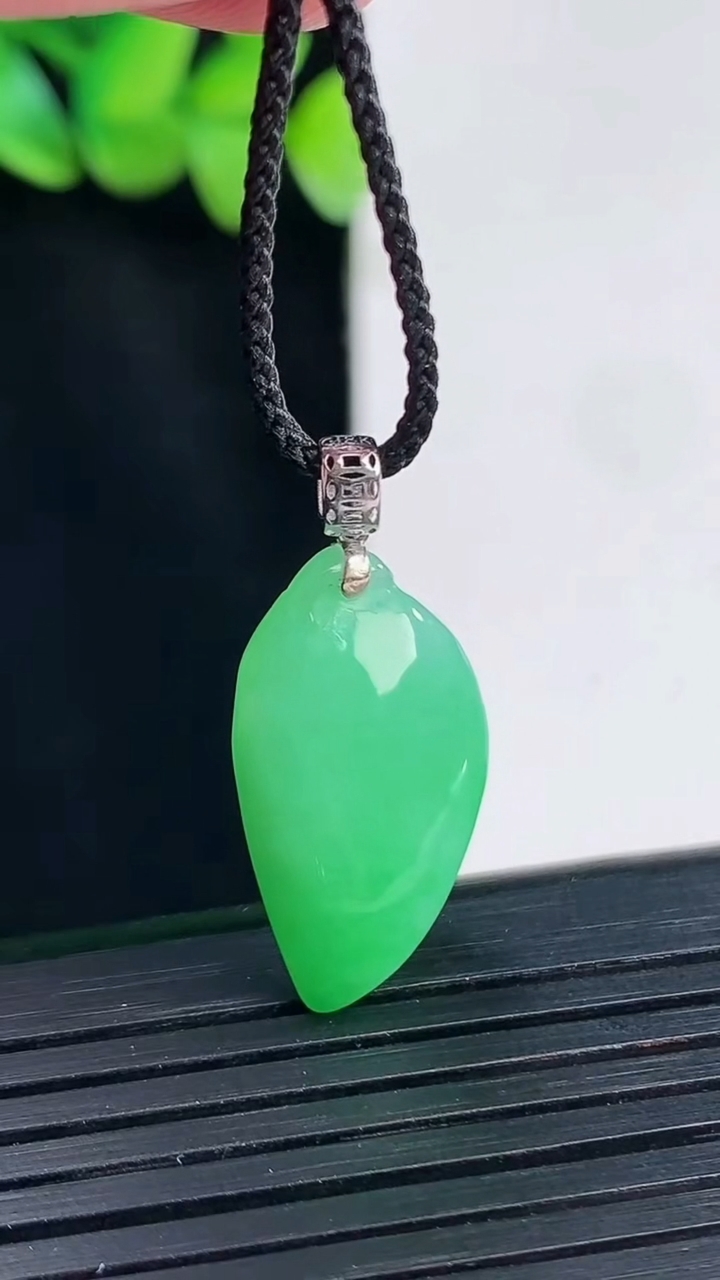 天然A货翡翠福瓜吊坠，尺寸22.5-13-8重量:3.45g
4月13日