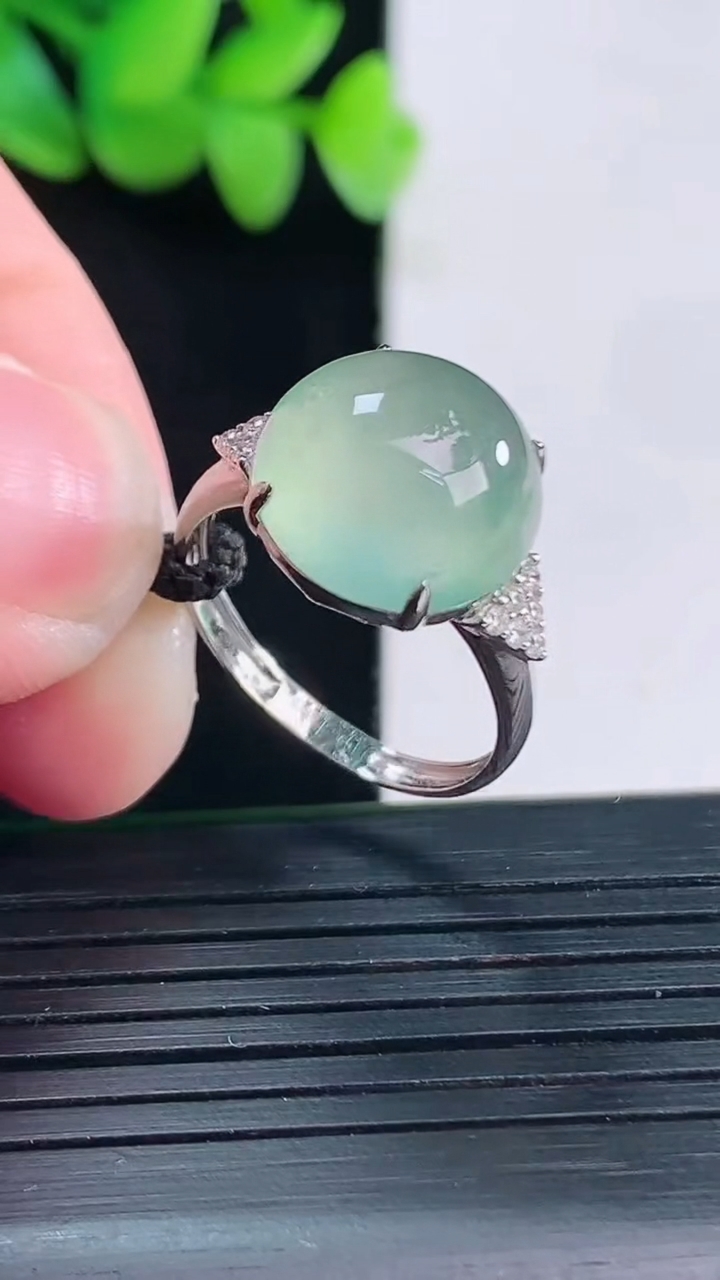 天然A货翡翠蛋面戒指，尺寸内径17.8，尺寸12.5-9重量:3.53g2026年4月13日
工厂直销收藏佳品,种好水足，色泽均匀，有种有色，上手高大气！