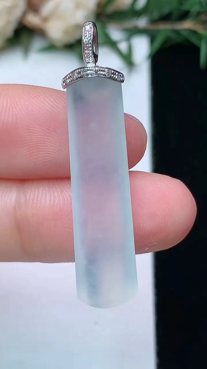 天然A货翡翠白冰平安柱吊坠，尺寸31.3-8-5.3，重量:3.34g
4月13日