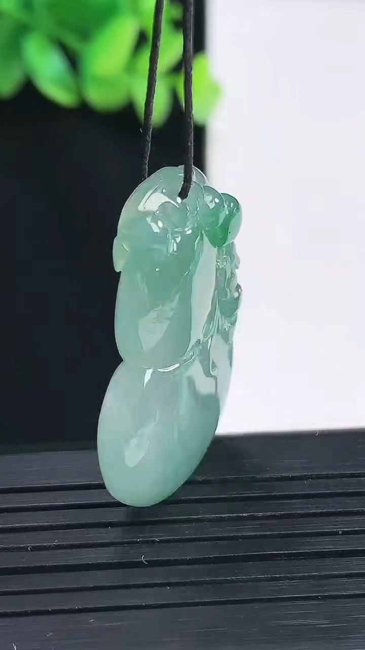 天然A货翡翠葫芦吊坠，尺寸35-22-7重量:10.62g
4月13日