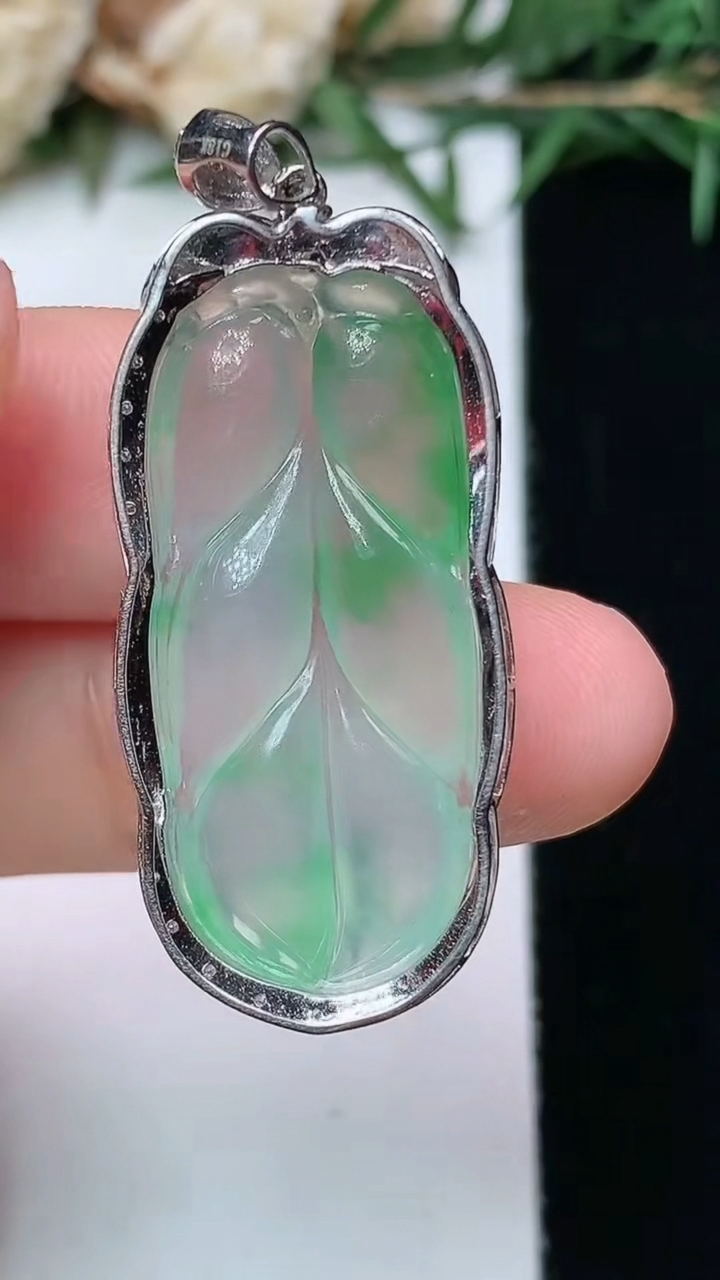 天然A货翡翠金枝玉叶 叶子吊坠，尺寸38.9-15.8-7，裸石30.6-13.9
4月13日