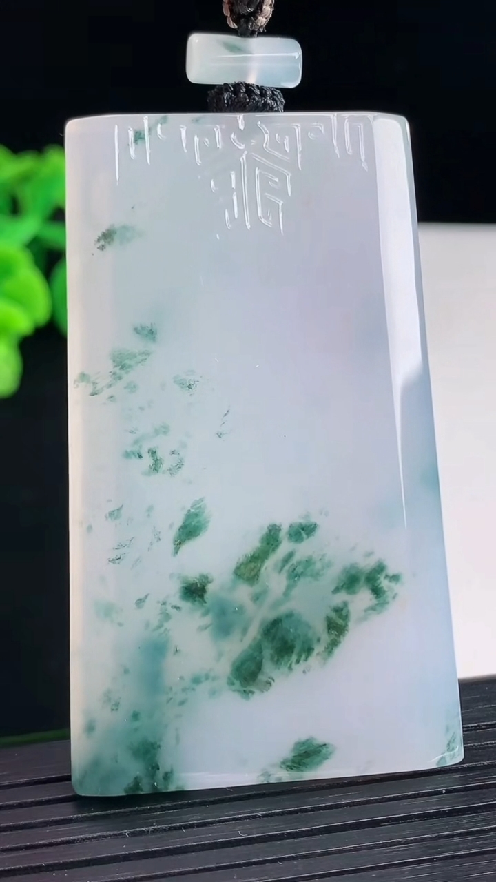 天然A货翡翠种飘花仿古无事牌吊坠，尺寸64-38-5.8重量:45.30g
4月13日