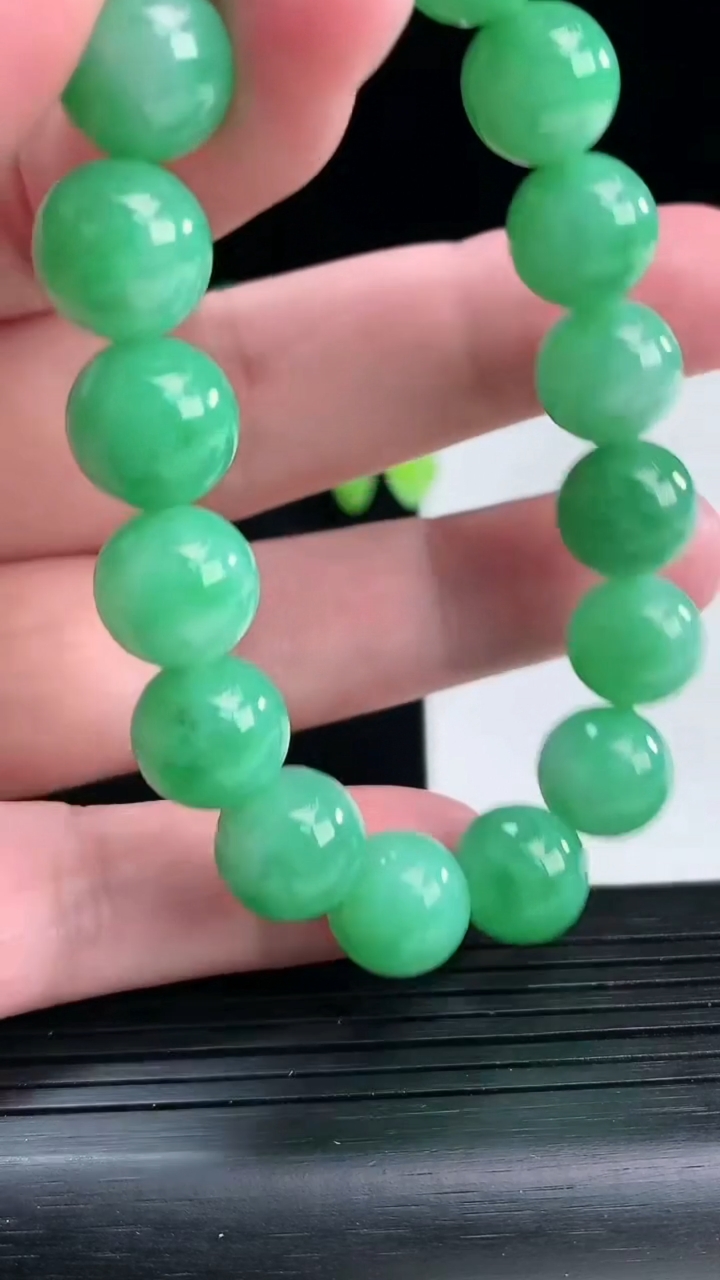 天然A货翡翠圆珠手串，尺寸11.2-17颗重量:43.31g4月13日
工厂直销收藏佳品,种好水足，色泽均匀，有种有色，上手高大气！