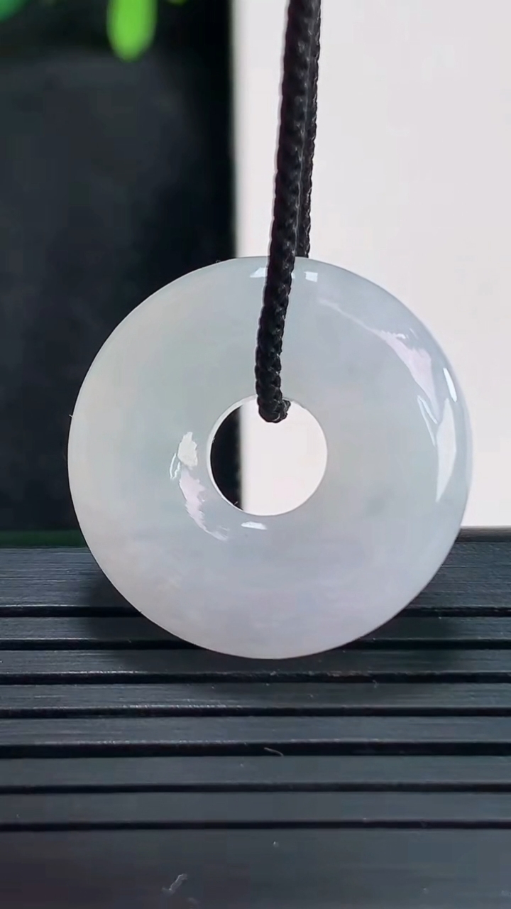 天然A货翡翠紫罗兰平安环吊坠尺寸23.7-5.6重量:6.55g
4月13日