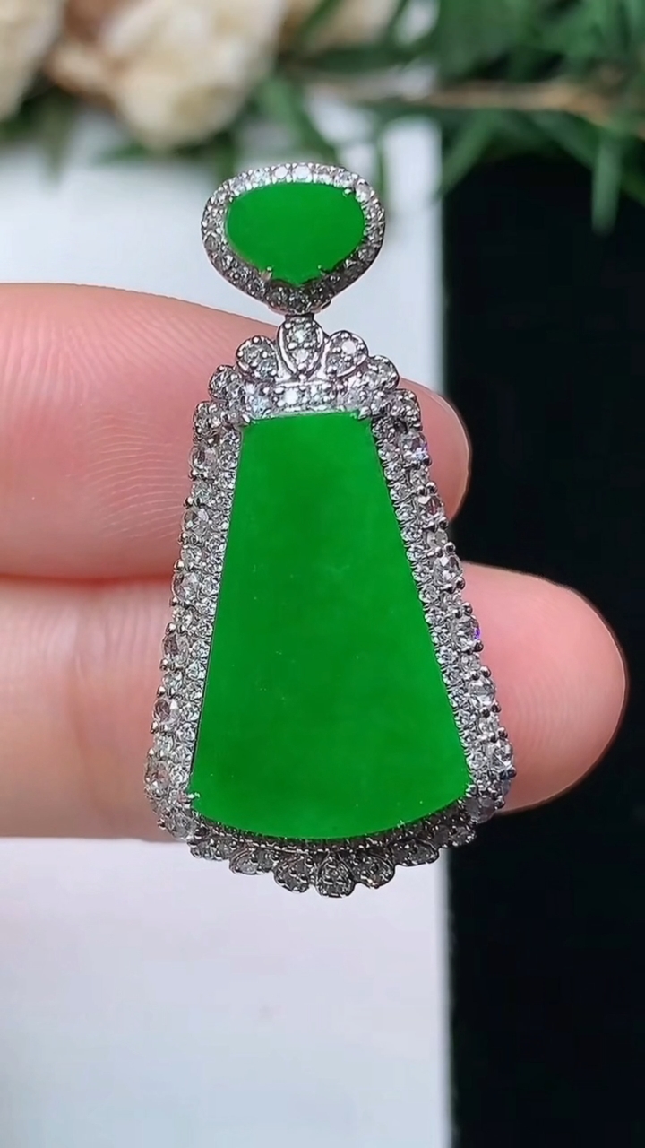 天然A货翡翠无事牌吊坠，尺寸30.5-15.8-8.6，裸石16.9-11，重量:4.21g
4月1