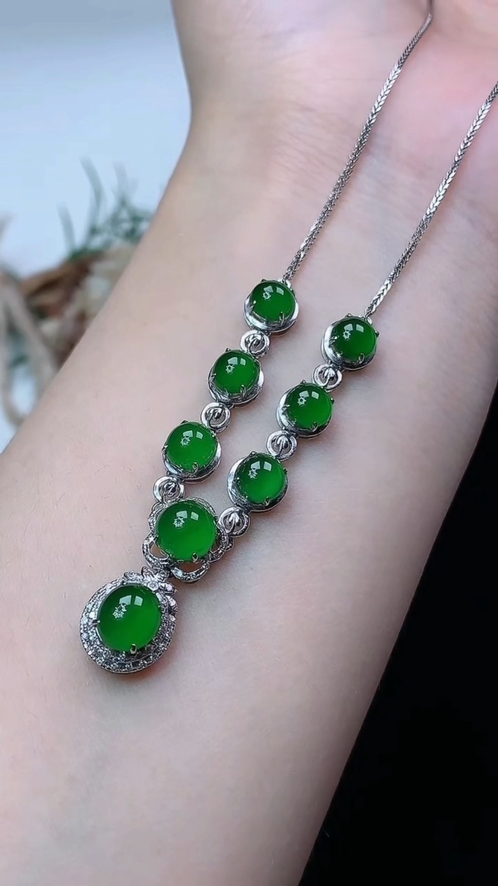 天然A货翡翠蛋面项链，尺寸6.6-5.9，重量:5.83g4月13日
工厂直销收藏佳品,种好水足，色