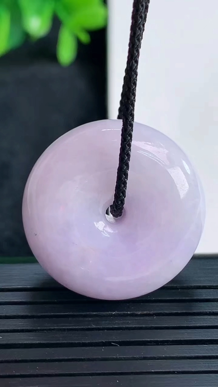 天然A货翡翠紫罗兰平安扣吊坠尺寸26.5-11.4重量:17.19g
4月13日