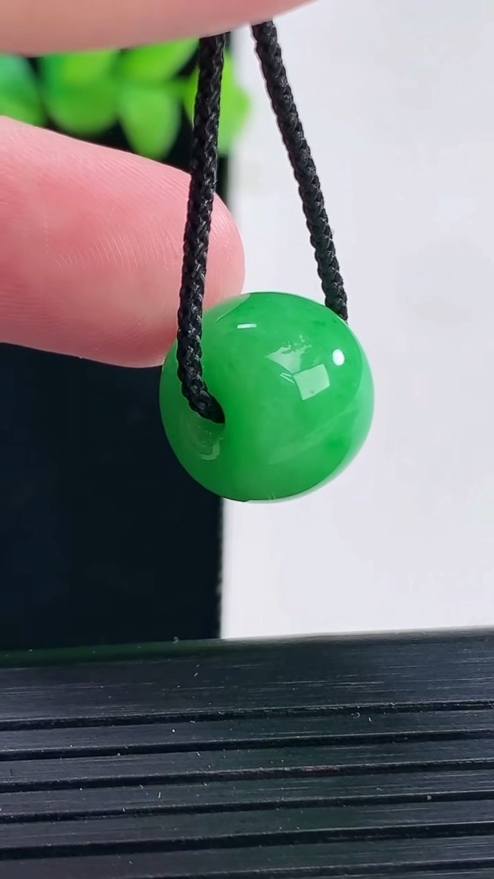 天然A货翡翠路路通吊坠，尺寸11-14.5重量:4.75g
4月13日