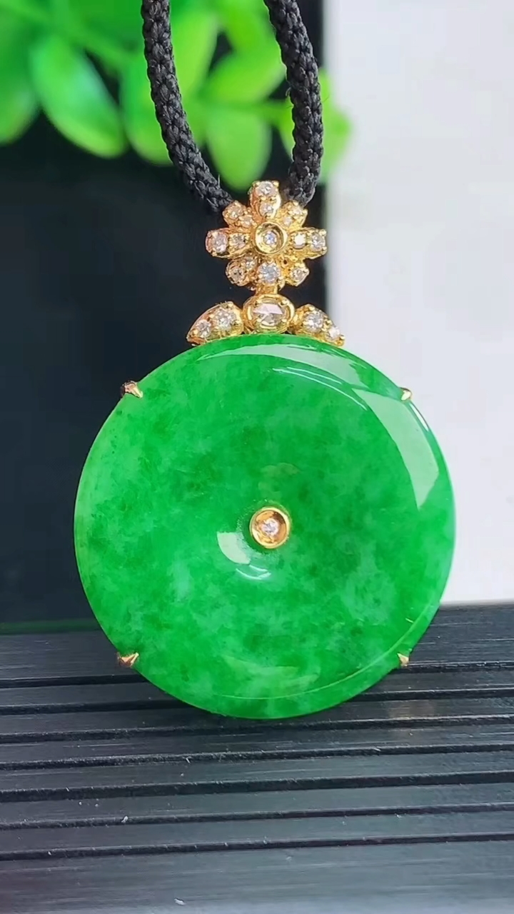 天然A货翡翠平安扣吊坠，尺寸35.5-25-6，裸石25.5重量:6.95g
4月13日