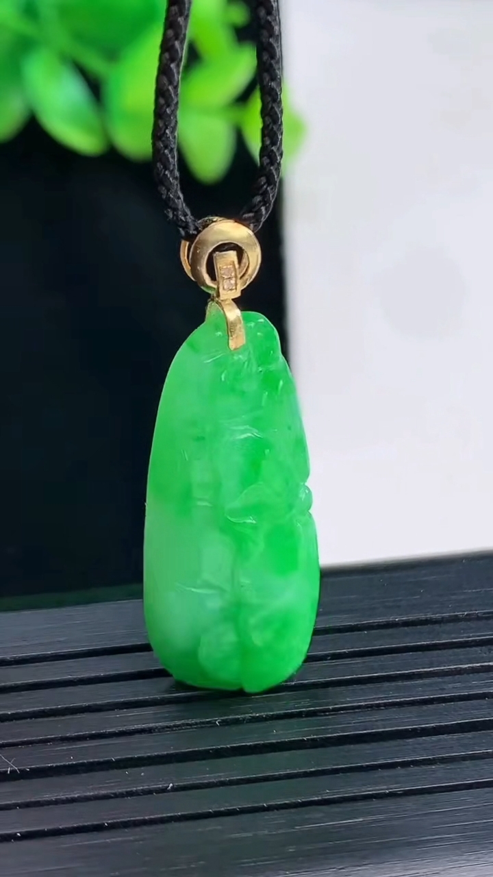 天然A货翡翠和和美美 荷花吊坠，尺寸29-13-5.5重量:3.90g
4月13日