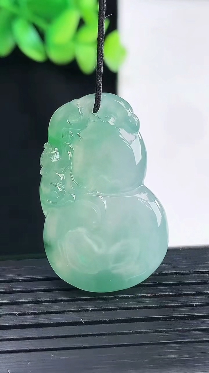 天然A货翡翠葫芦吊坠，尺寸35-22-7重量:10.62g
4月13日