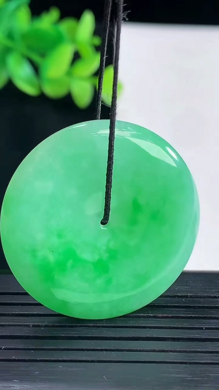 天然A货翡翠平安扣吊坠，尺寸35.6-5.2重量:14.97g
4月13日