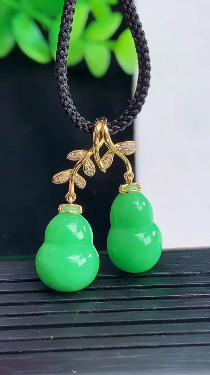 天然A货翡翠葫芦吊坠，尺寸13-10-5.6重量:3.59g
4月13日