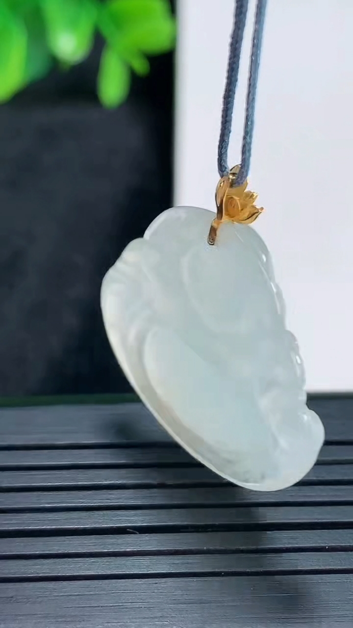 天然A货翡翠佛公吊坠尺寸28.9-29.6-5.2重量:5.76g
4月13日